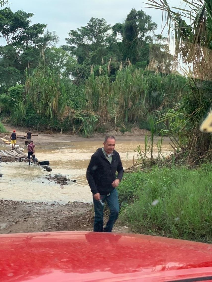 El diputado de la oposición venezolana Richard Blanco tuvo que refugiarse en Colombia. En esta imagen compartida en su Twitter muestra como ingresó a territorio colombiano.&nbsp;