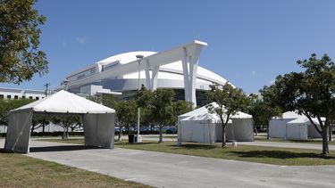 La foto de finales de marzo del 2020 muestra las carpas instaladas frente al Marlins Park en Miami para&nbsp; pruebas del coronavirus.&nbsp;