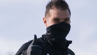 Con la mascarilla puesta, en entrenador Diego Alonso da el ejemplo a sus jugadores para el cumplimiento de los requerimientos de las autoridades en tiempos de coronavirus.&nbsp;