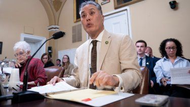 El congresista Mark Takano, centro, demócrata por California, habla durante un debate por un proyecto de ley sobre deportistas transgénero, en el Capitolio de Washington, el lunes 17 de abril de 2023.