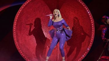 Katy Perry canta en el evento B96 Jingle Bash en Rosemont, Illinois, el 7 de diciembre de 2019. Unos 30 artistas, entre ellos Katy Perry, pidieron al G7 donar vacunas anticovid a países pobres.