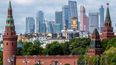 Los edificios del Centro Internacional de Negocios de Moscú (Moskva City) se ven al fondo detrás del Kremlin en el centro de Moscú.