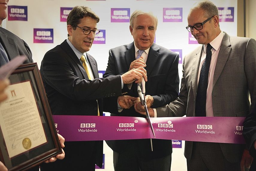 De izq. a der.: Fred Medina, vicepresidente ejecutivo de BBC Worldwide para América Latina; Carlos J. Giménez, alcalde del Condado Miami Dade y Paul Dempsey, presidente de Mercados Globales de BBC Worldwide. (CORTESIA)