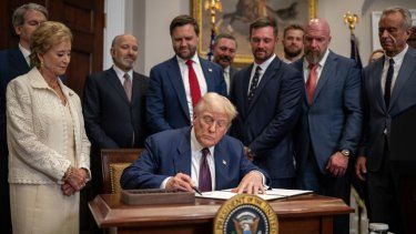 El presidente de los Estados Unidos, Donald Trump, firma un decreto en la Casa Blanca.