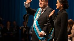 Alejandro Giammattei saluda a la multitud acompa&ntilde;ado de su hija Ana Marcela tras tomar juramento como presidente de Guatemala en el Teatro Nacional el martes 14 de enero de 2020.&nbsp;