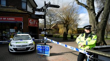 Un policía hace guardia ante un cordón policial en Salisbury, Reino Unido