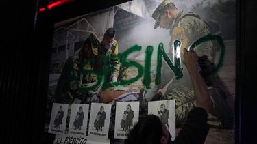 Un manifestante escribe la palabra Asesino con pintura en aerosol en una pared durante una marcha hacia el Senado para protestar contra la propuesta del presidente mexicano de trasladar a la Guardia Nacional al control operativo y administrativo de la Secretaría de Defensa, en la Ciudad de México, el martes 6 de septiembre de 2022.&nbsp;