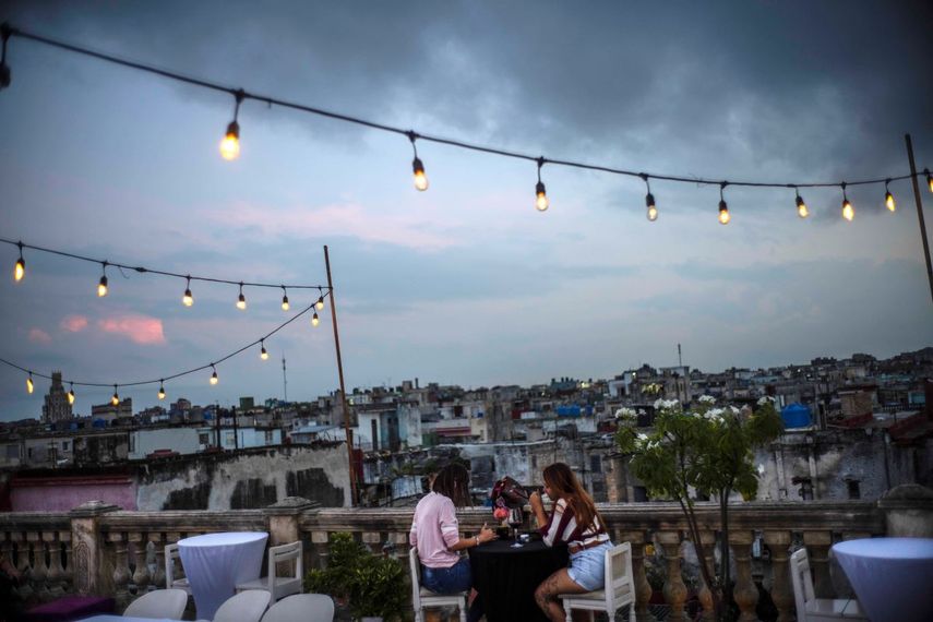 Los clientes se sientan en una terraza en el restaurante La Guarida en La Habana, Cuba, el miércoles 3 de noviembre de 2021.&nbsp;