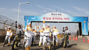El cantante surcoreano Kim Chang-wan (c-d) porta la antorcha olímpica de los Juegos de Invierno PyeongChang 2018 cerca de la zona desmilitarizada que separa a las dos Coreas, en Paju,&nbsp;Corea&nbsp;el Sur, este 19 de enero de 2018.&nbsp;