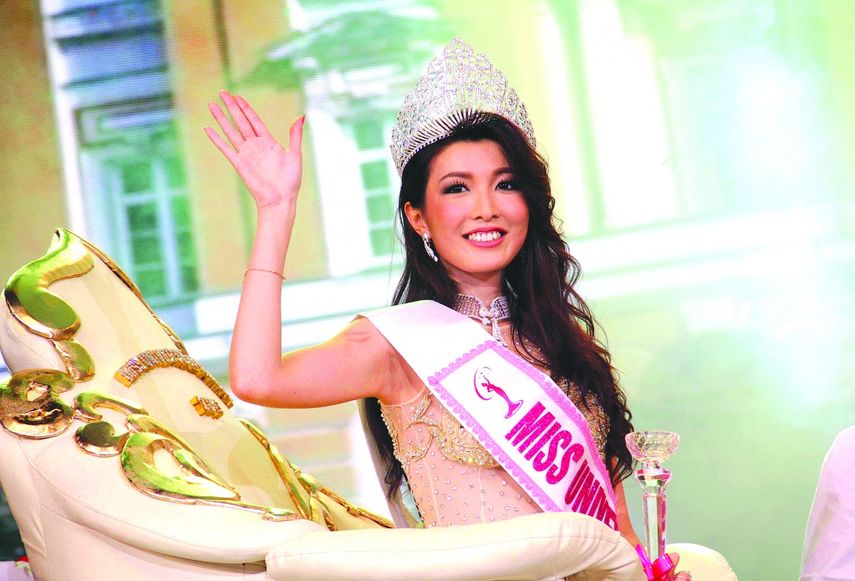 Moe Set Wine saluda al público tras hacerse con la corona. (AP)