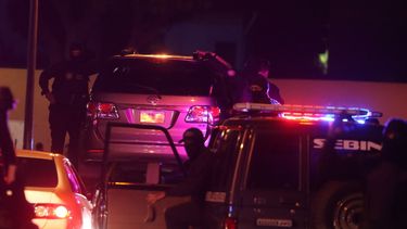 Agentes del SEBIN de Nicolás Maduro rodean la camioneta donde viajaba el primer vicepresidente del Parlamento, Edgar Zambrano, antes de su detención.