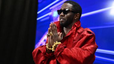 El productor y músico estadounidense Sean Diddy Combs llega a la sala de prensa de los MTV Video Music Awards en el Prudential Center de Newark, Nueva Jersey, el 12 de septiembre de 2023.