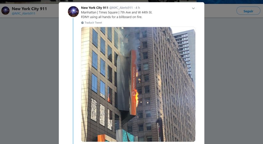 Vista de la pantalla afectada por un incendio en Times Square en una imagen publicada por la cuenta de alertas al 911 de la ciudad de Nueva York.