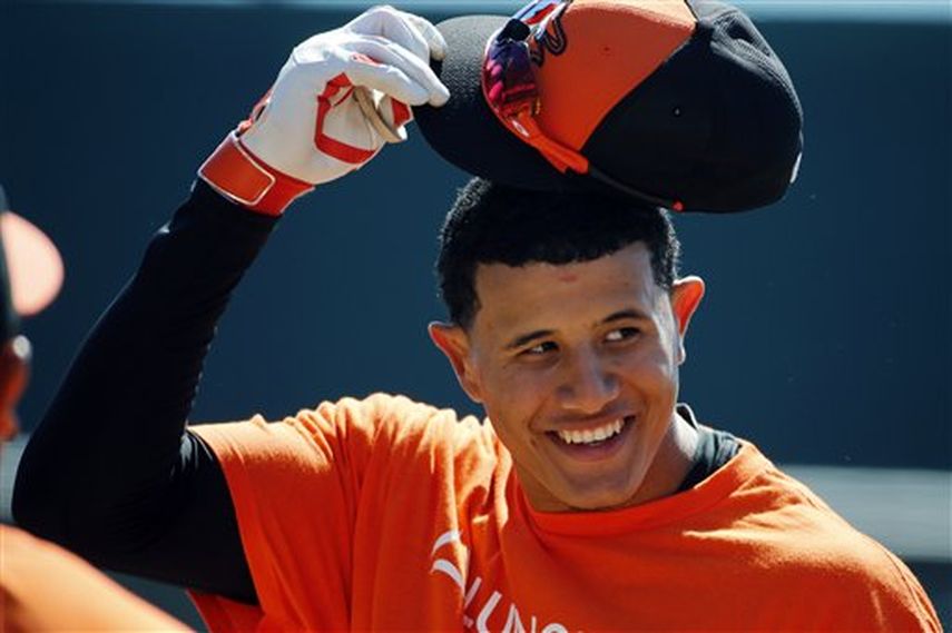 El jugador de los Orioles de Baltimore, Manny Machado, se saca el sombrero antes de batear en una práctica de pretemporada el sábado, 8 de marzo de 2014, en Sarasota, Florida. (