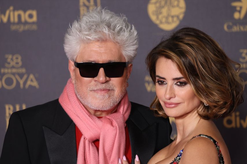 La actriz Penélope Cruz y el director Pedro Almodóvar posan en la alfombra roja previa a la gala de la 38 edición de los Premios Goya, en el Auditorio Feria de Valladolid, el 10 de febrero de 2024, en Valladolid, Castilla y León (España).