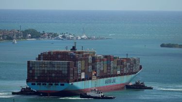 Tres remolcadores maniobran para girar el buque de contenedores Axel Maersk al arribar al puerto de Miami, 21 de octubre de 2021.&nbsp;