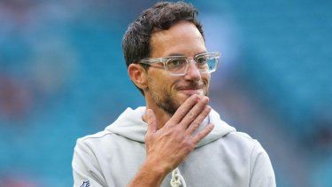 El entrenador de los Dolphins de Miami, Mike McDaniel, ha sido objeto de innumerables críticas en lo que va de la presente temporada. El entrenador de los Dolphins de Miami, Mike McDaniel, ha sido objeto de innumerables críticas en lo que va de la presente temporada.