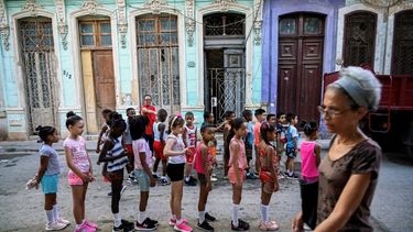 Niños hacen ejercicio en una calle de La Habana, Cuba.