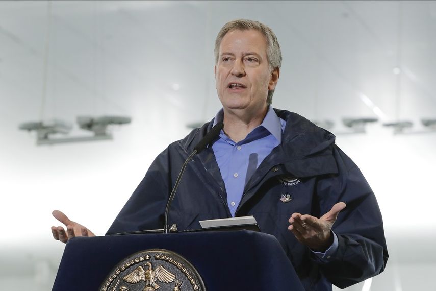 Foto de archivo, 31 de marzo de 2020, el alcalde de Nueva York, Bill de Blasio, habla en un centro deportivo donde se instalar&aacute; un hospital temporario para enfermos de COVID-19.
