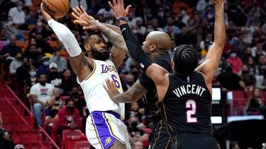 LeBron James (6), de los Lakers de Los Ángeles, intenta pasar el balón con la marca de P.J. Tucker, centro, y Gabe Vincent (2), del Heat de Miami, durante la primera mitad del juego de la NBA