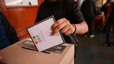 Un hombre emitió su voto en un colegio electoral durante las elecciones presidenciales en La Paz el 17 de agosto de 2025. Los bolivianos acuden a las urnas el domingo para unas elecciones marcadas por una profunda crisis económica que ha visto a la izquierda colapsar y a la derecha aspirar a su primer intento de poder en 20 años.