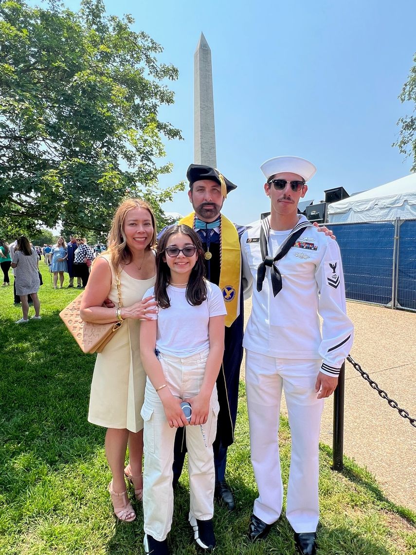 El Dr. Ángel Díaz, director ejecutivo de Allegient Defense, y su familia, durante su graduación.