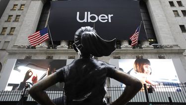 Fotografía de archivo del 10 de mayo de 2019 de la escultura Fearless Girl frente a la Bolsa de Valores de Nueva York antes de que Uber tenga su oferta pública inicial. 