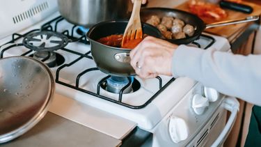 Imagen de una cocina que utiliza gas licuado, un derivado del petróleo.