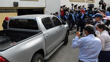 Periodistas rodean el auto que transportaba al exdirector de Inversi&oacute;n Estrat&eacute;gica de Honduras Marco Antonio Bogran Corrales, a su llegada a declarar por cargos de malversaci&oacute;n de fondos p&uacute;blicos, en Tegucigalpa el 5 de octubre de 2020. Bogran tambi&eacute;n est&aacute; siendo investigado por fraude y abuso de autoridad en relaci&oacute;n con el compra de siete hospitales m&oacute;viles y equipos m&eacute;dicos en el marco de la nueva pandemia de coronavirus.