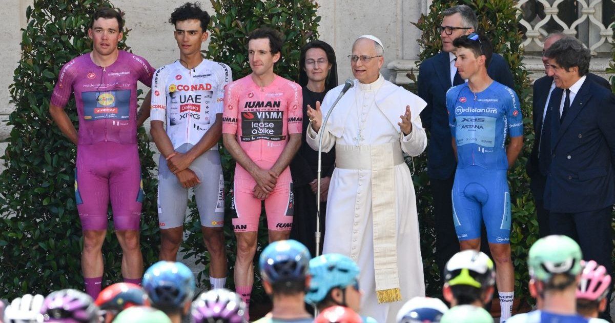 Papa León XIV bendice al pelotón del Giro de Italia a su paso por el Vaticano