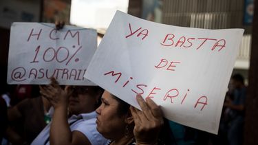 Trabajadores venezolanos protestan para pedir el cobro completo de su salario este jueves 4 de octubre de 2018, frente a la sede del Ministerio de Educación Superior, en Caracas.