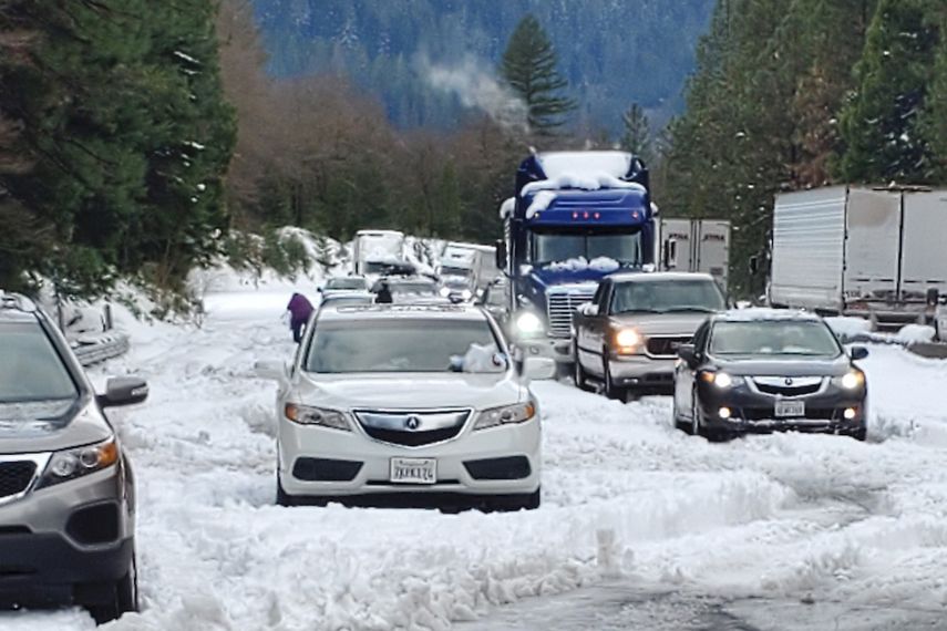 En esta foto distribuida por Caltrans, autos y camiones están detenidos en la nieve en la autopista Interestatal 5 cerca de Dunsmuir, California, EEUU, 27 de noviembre de 2019.&nbsp;