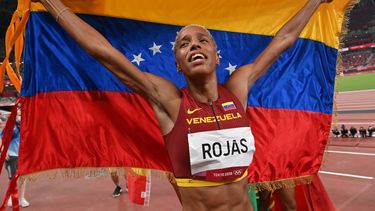 La venezolana Yulimar Rojas celebra tras ganar la final de triple salto femenino durante los Juegos Olímpicos de Tokio 2020