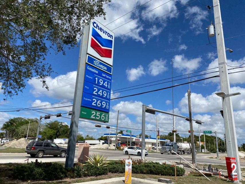 El precio de la gasolina fluct&uacute;a acorde al valor del petr&oacute;leo, la oferta y la demanda del combustible.