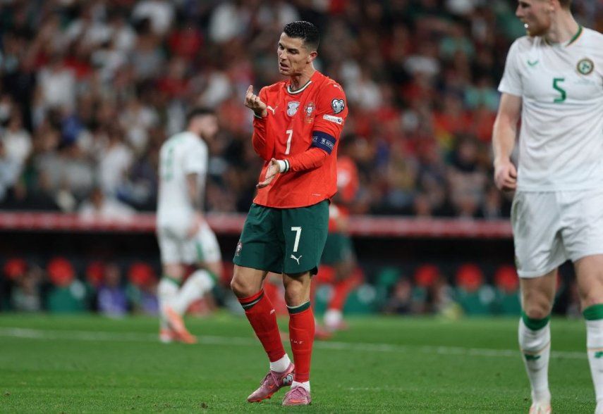 El atacante portugués Cristiano Ronaldo reacciona durante un partido entre su selección e Irlanda, el 11 de octubre de 2025.