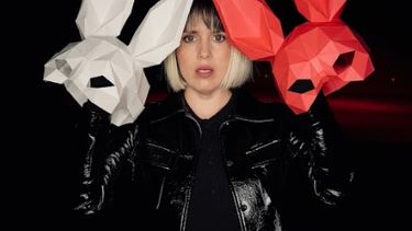 La actriz argentina Micaela Castellotti protagoniza la obra Conejo blanco, conejo rojo, que llega a la escena teatral de Miami el 13 de marzo de 2024.