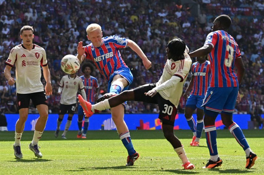 El centrocampista inglés #19 del Crystal Palace, Will Hughes (2I), compite con el defensa holandés #30 del Liverpool, Jeremie Frimpong (2D), durante el partido de fútbol de la FA Community Shield inglesa entre Crystal Palace y Liverpool en el estadio de Wembley, en Londres el 10 de agosto de 2025.&nbsp;