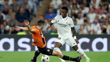 El delantero brasileño del Real Madrid, Vinicius Junior, controla el balón durante el partido de fútbol del grupo F de la primera ronda de la jornada 3 de la UEFA Champions League