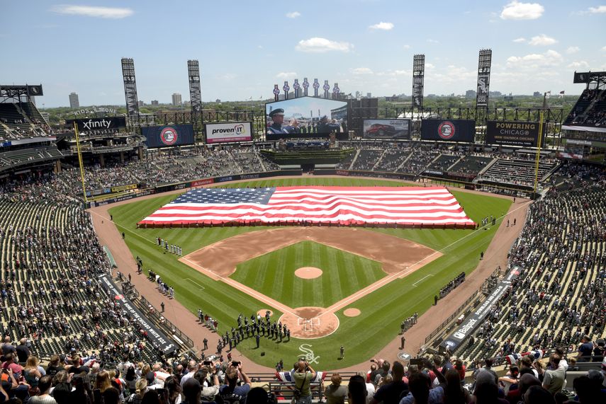 Una bandera de EEUU cubre parte del terreno de juego de los Medias Blancas de Chicago durante las ceremonias del 4 de julio (D&iacute;a de la Independencia de EEUU) del 2019, antes de un juego con los Tigres de Detroit.&nbsp;