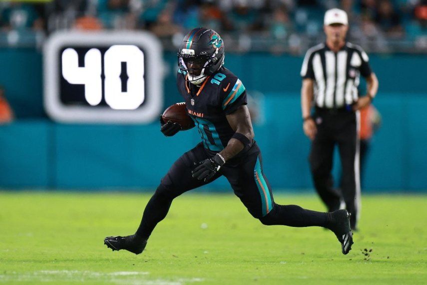 Tyreek Hill, de los Dolphins de Miami, corre con el balón durante un partido, el 29 de septiembre de 2025.