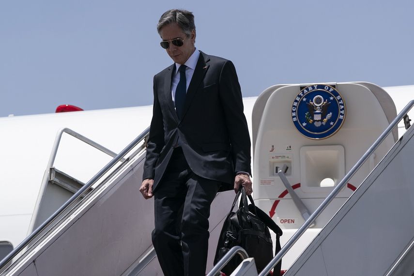 El secretario de Estado de Estados Unidos, Antony Blinken, baja de su avión a su llegada al aeropuerto internacional de El Cairo, el miércoles 26 de mato de 2021 en El Cairo, Egipto.&nbsp;
