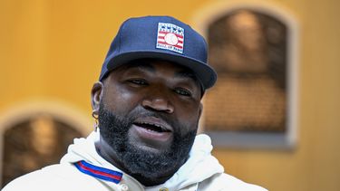 David Ortiz habla con reporteros en una conferencia de prensa, el lunes 2 de mayo de 2022, en Cooperstown, Nueva York.&nbsp;
