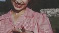 Una imagen tomada del documental Elizabeth: The Unseen Queen de la entonces princesa Isabel mostrando su nuevo anillo de compromiso poco después de la propuesta de matrimonio del príncipe Felipe en Balmoral, en 1946.