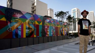El artista callejero Eduardo&nbsp;Kobra posa junto a su mural de la serie Etnias, unión de los pueblos y paz, en Sao Paulo.