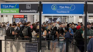 Congestión en uno de los puntos de control de seguridad de la TSA en el Aeropuerto Internacional de Miami.