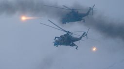 Helicópteros sobrevuelan el campo de entrenamiento Osipovichi durante ejercicios militares conjuntos de Rusia y Bielorrusia, el jueves 17 de febrero de 2022, cerca de Osipovichi, Bielorrusia.&nbsp;