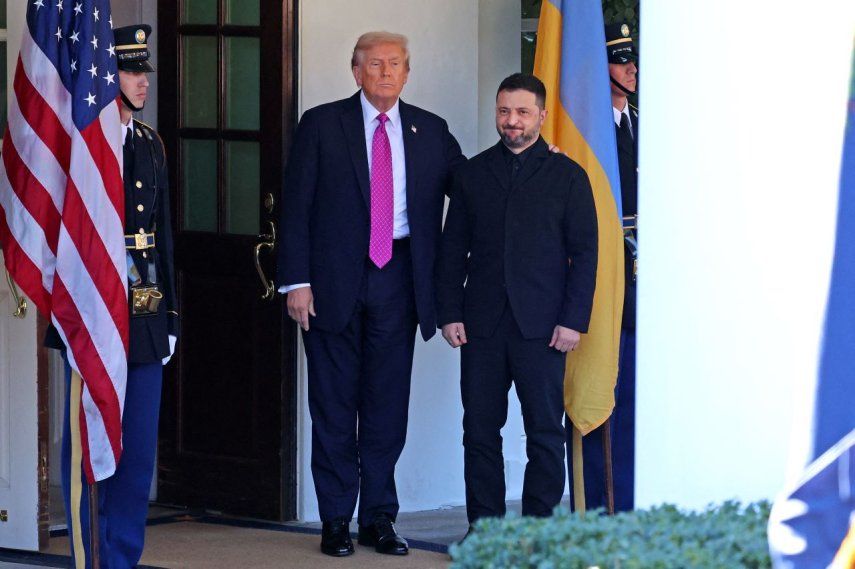 El presidente Donald Trump da la bienvenida al presidente de Ucrania, Volodimir Zelenski, a su llegada para una reunión en la Casa Blanca en Washington, D.C., el 17 de octubre de 2025.