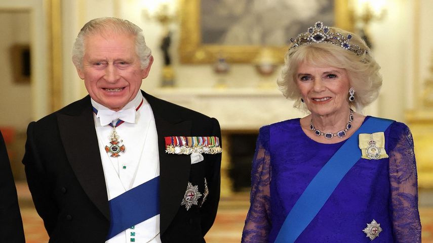 En esta foto de archivo tomada el 22 de noviembre de 2022, el rey Carlos III de Gran Bretaña y Camila, la reina consorte, posan para una fotografía durante un banquete estatal en el Palacio de Buckingham en Londres.