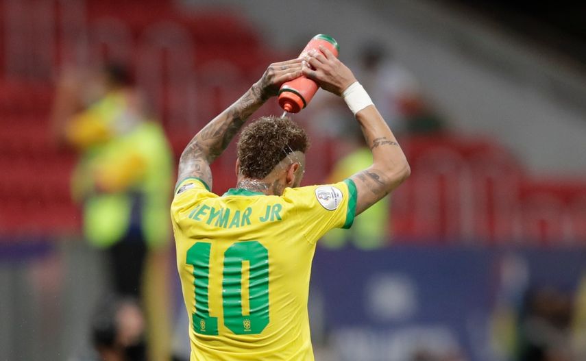 El brasileño Neymar se refresca durante un partido de fútbol de la Copa América contra Venezuela&nbsp;