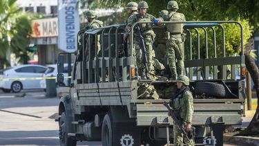 Soldados mexicanos patrullan la ciudad un día después de un tiroteo entre delincuentes y fuerzas de seguridad en Culiacán, México, el viernes 18 de octubre de 2019.